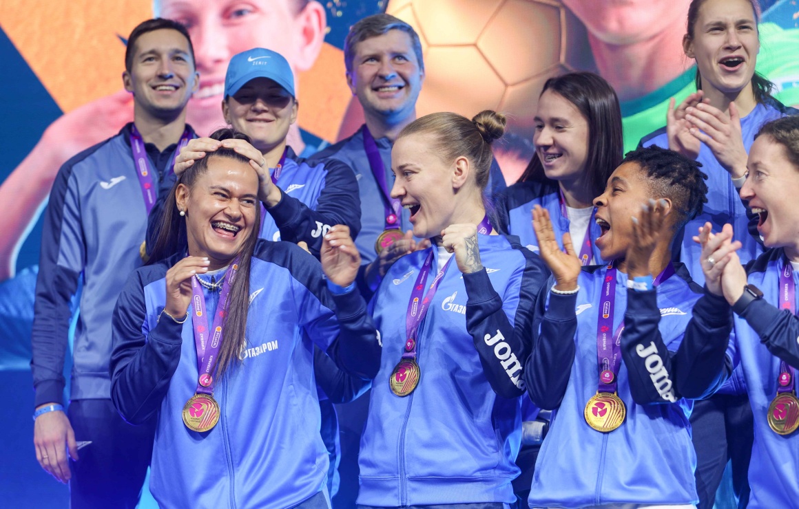 Футболистки «Зенита» показали чемпионский кубок на «Газпром Арене»