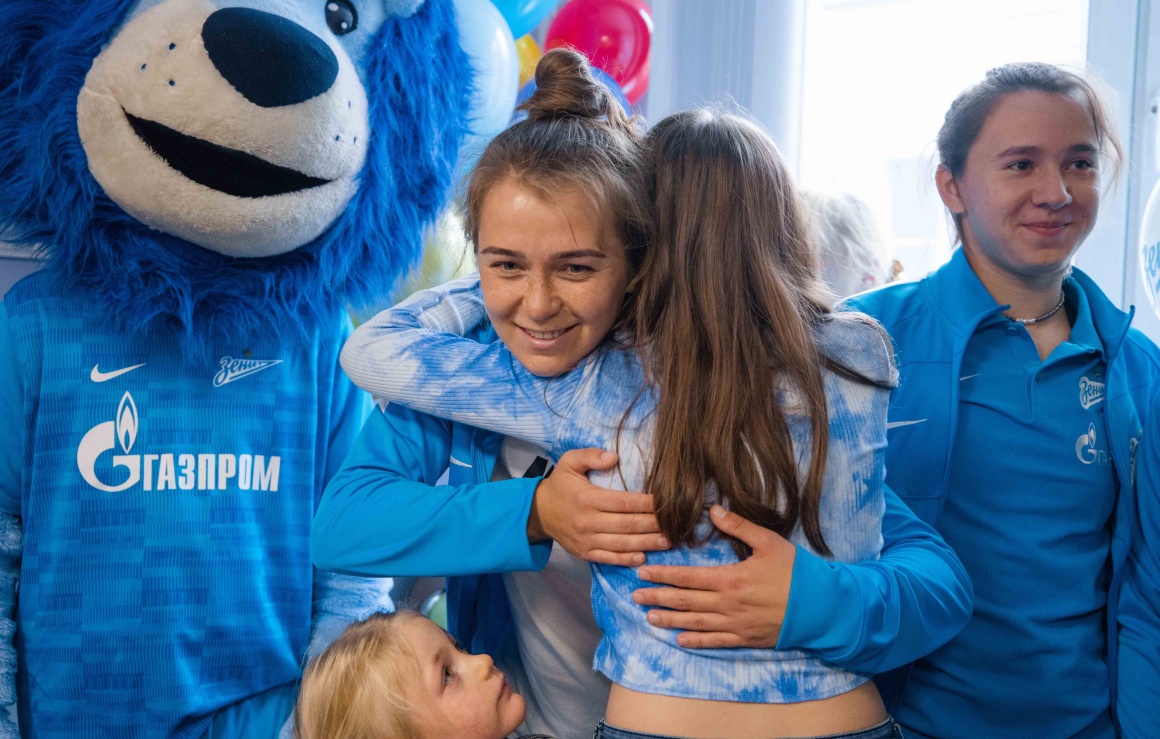 «Зенит рядом»: футболистки женской команды поздравили пациентов Детской городской больницы с Днем знаний