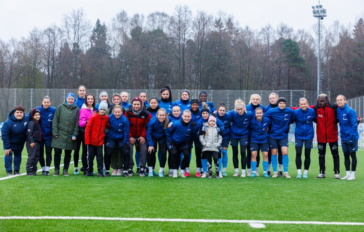 Игроки «Аталанта СПб» побывали на тренировке женской команды