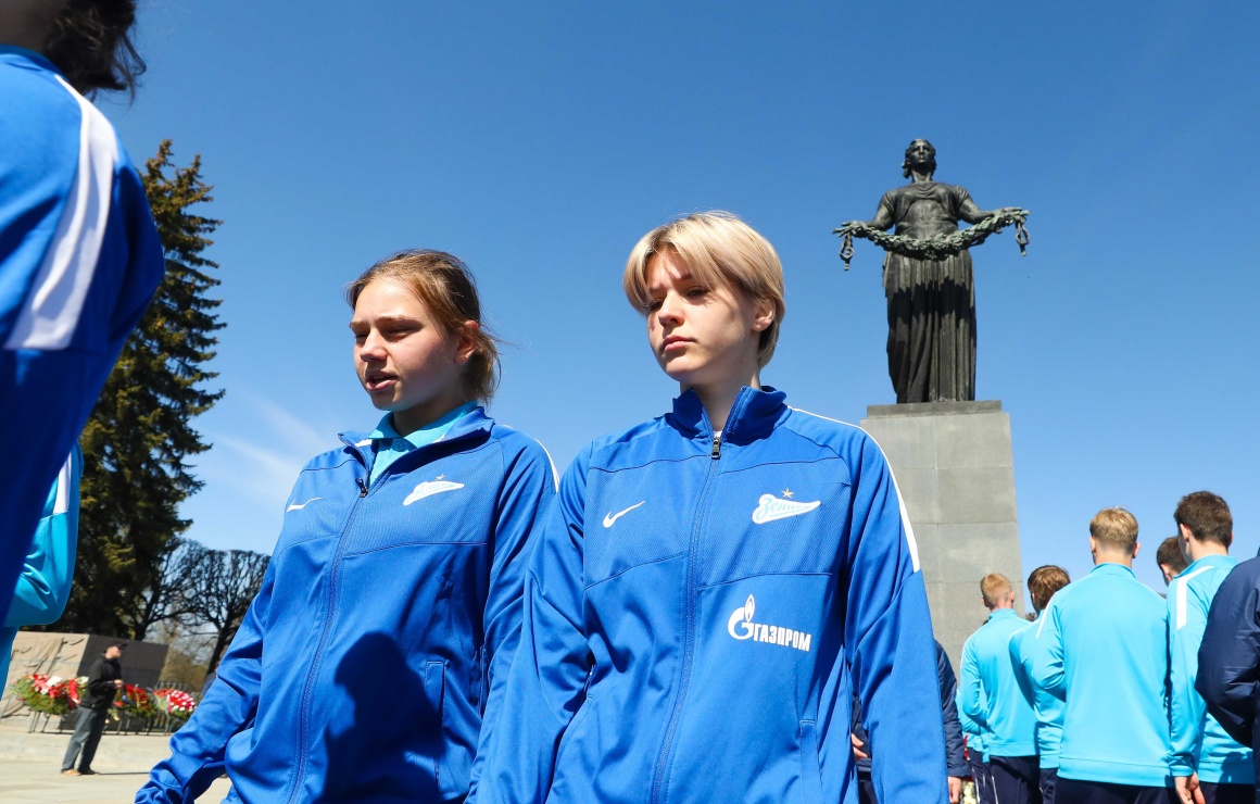 Команды «Зенита» почтили память жертв Великой Отечественной войны на Пискаревском мемориальном кладбище