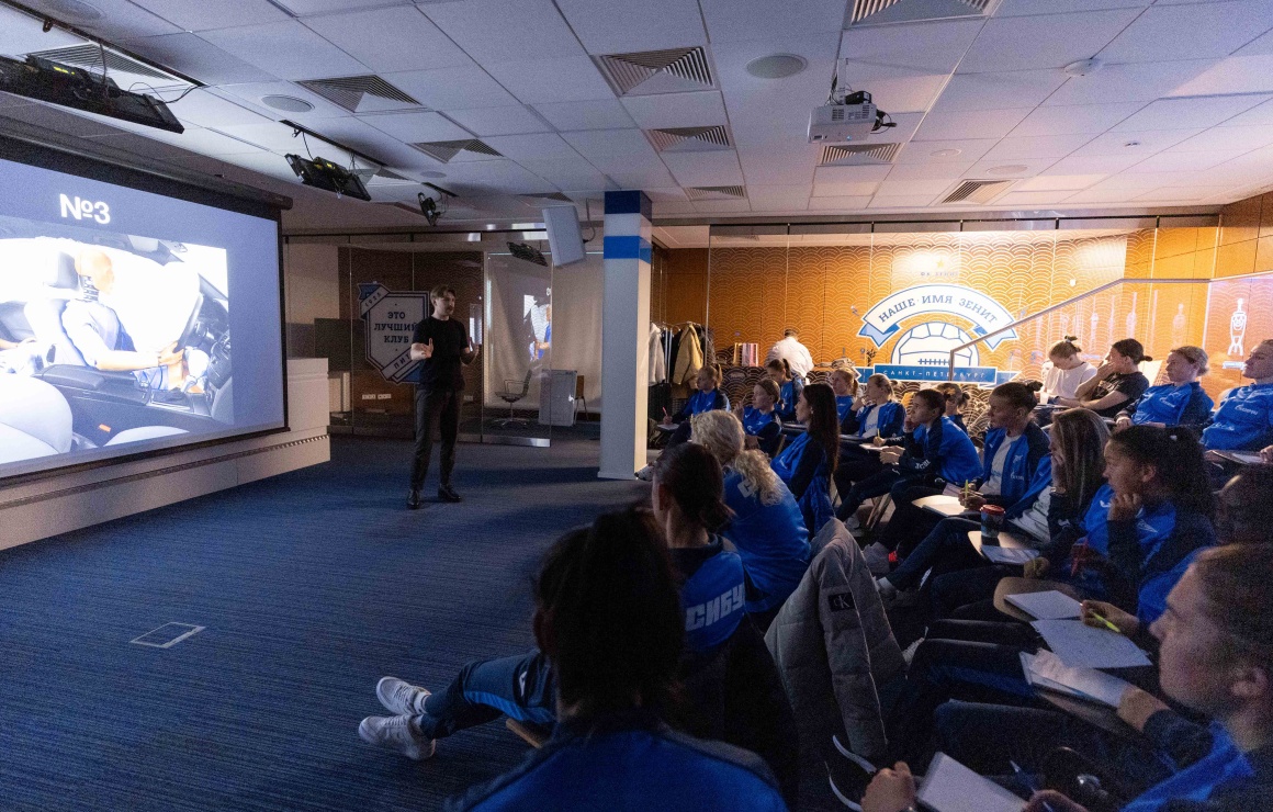 Футболистки «Зенита» посетили лекции по взаимодействию со СМИ и развитию личного бренда